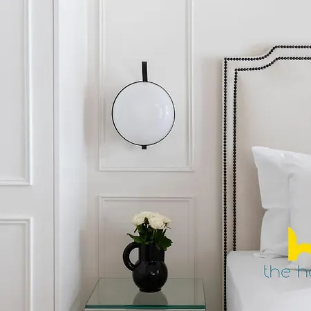 Athenian Elegance, Ensuite Whirlpool & Fireplace Near Acropolis Apartment *