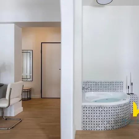 Apartment Athenian Elegance, Ensuite Whirlpool & Fireplace Near Acropolis *