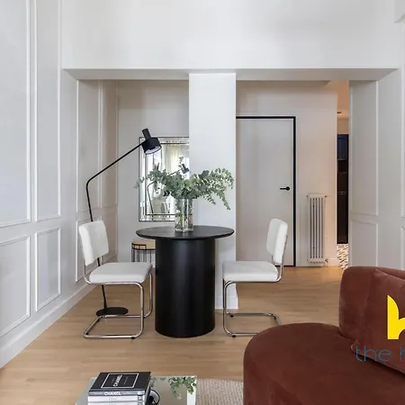 Athenian Elegance, Ensuite Whirlpool & Fireplace Near Acropolis Apartment *