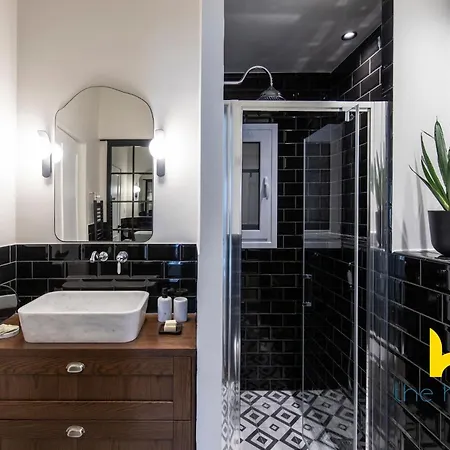 Athenian Elegance, Ensuite Whirlpool & Fireplace Near Acropolis * Athens