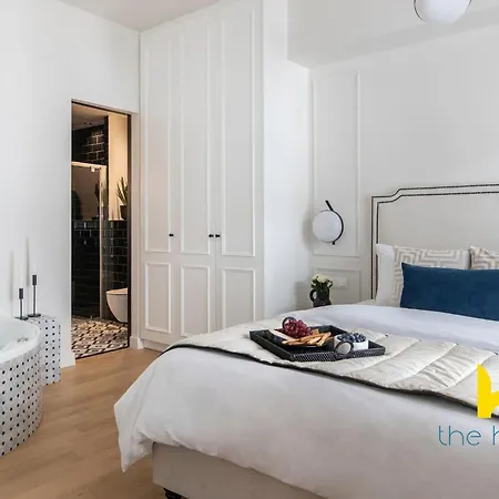 Athenian Elegance, Ensuite Whirlpool & Fireplace Near Acropolis Athens