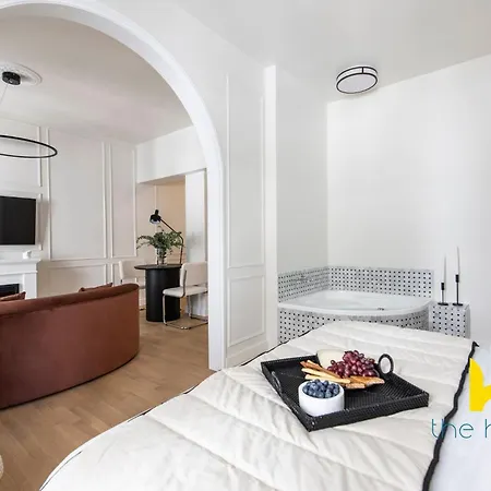 Athenian Elegance, Ensuite Whirlpool & Fireplace Near Acropolis Apartment