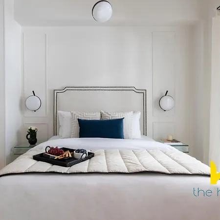 Athenian Elegance, Ensuite Whirlpool & Fireplace Near Acropolis *